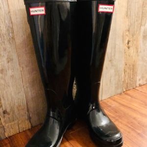 HUNTER tall gloss black rain boots